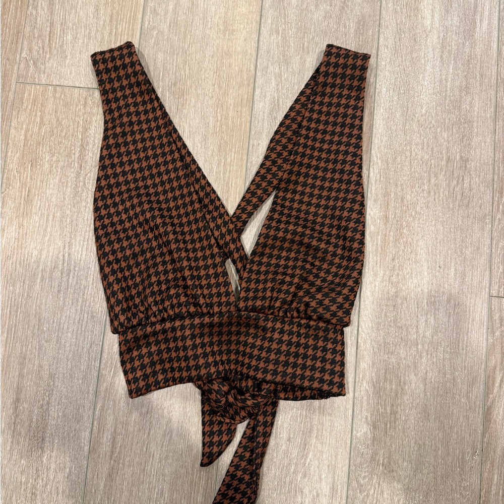 Le Lis Black and Brown Houndstooth Crop Top